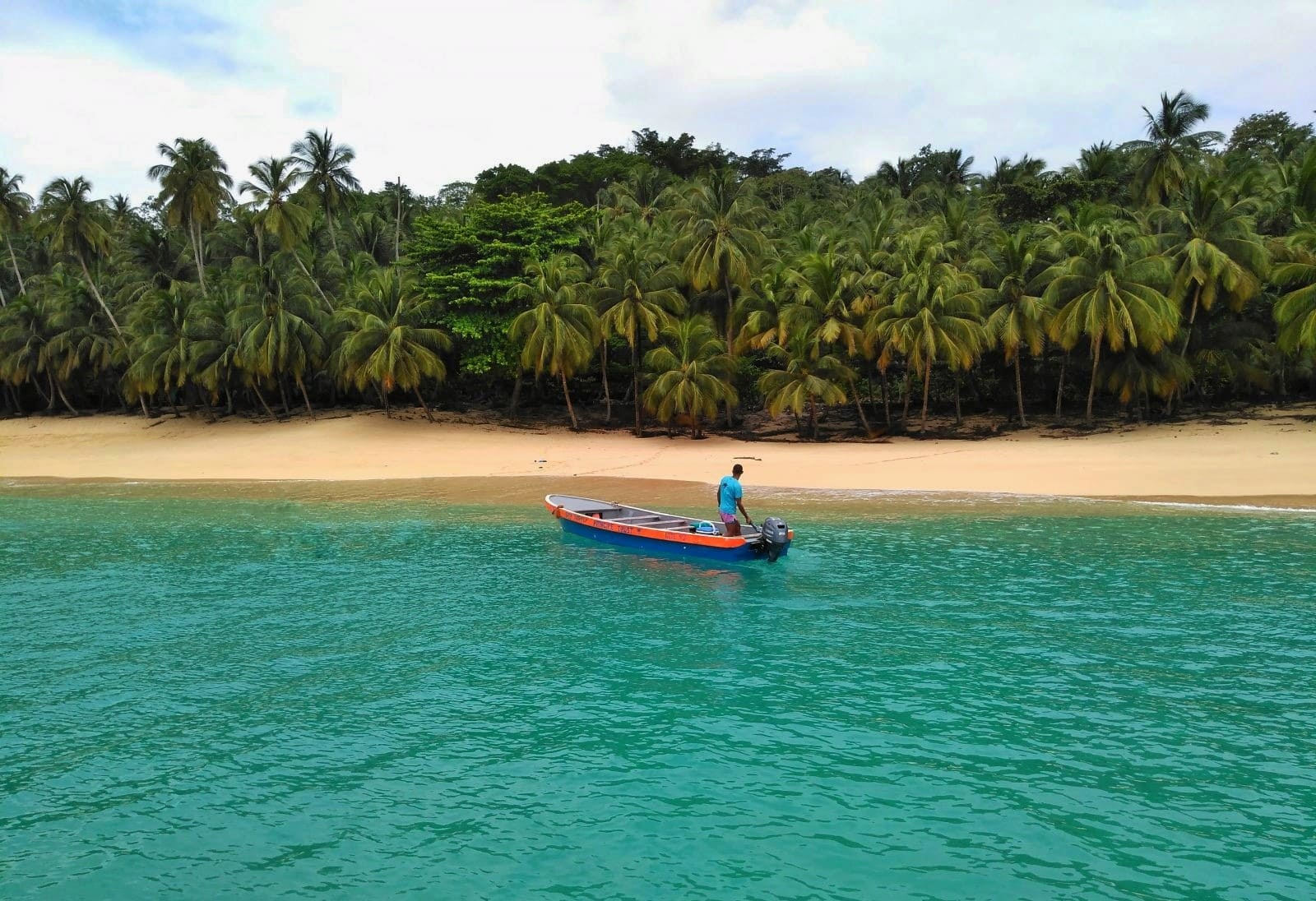 Praia paradisíaca com pescador local